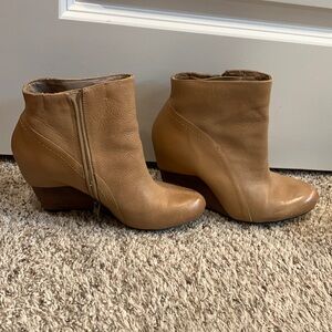 Vince Camuto Beige ankle boots size 8m